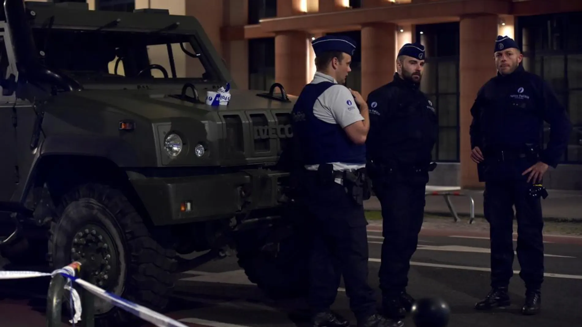 Agentes de la Policía belga en el lugar del ataque