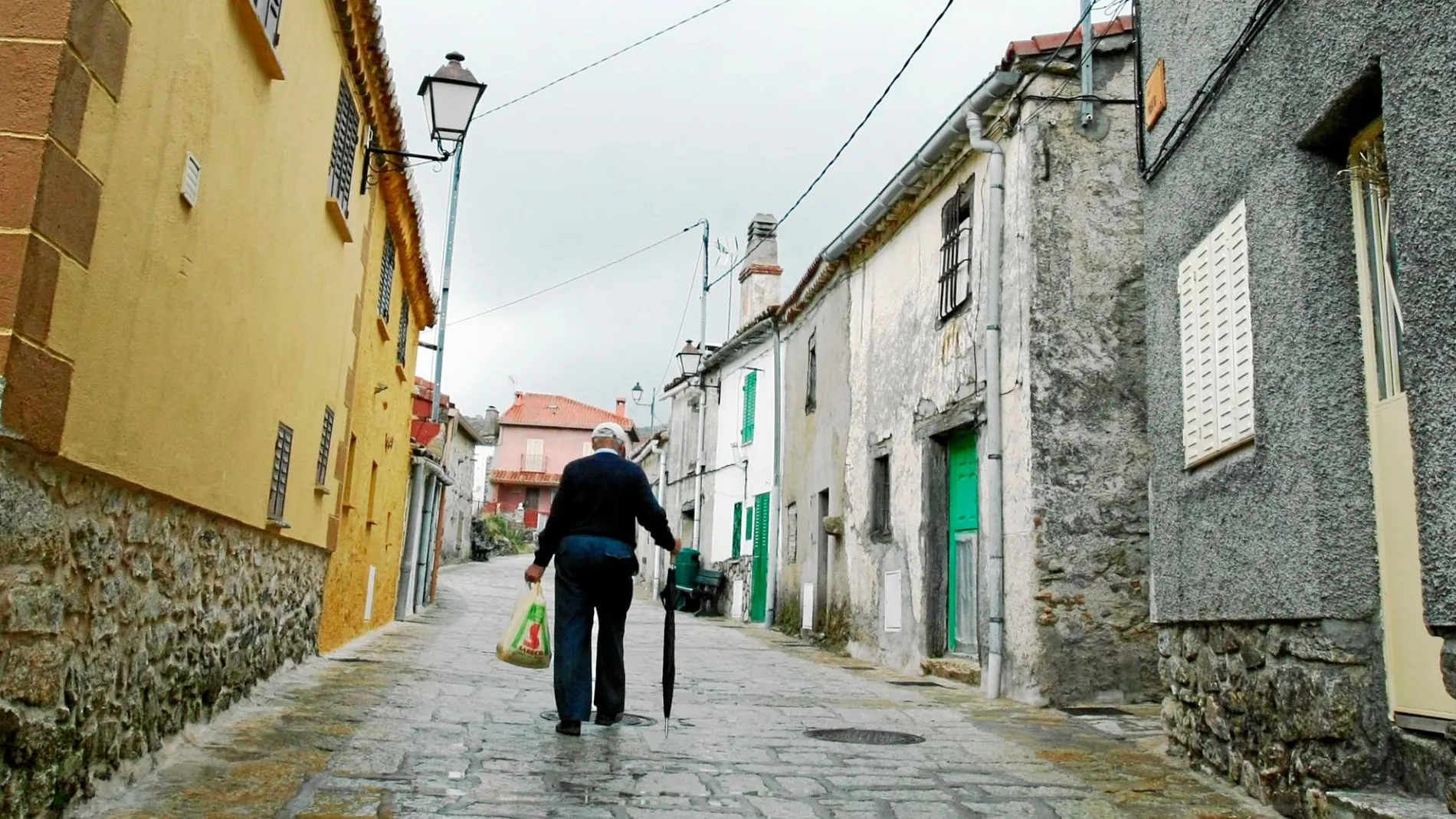 Si hay un dato capaz de condensar los estragos de este fenómeno demográfico es que los pueblos españoles pierden cinco habitantes cada hora –lo que supone unos 45.000 al año