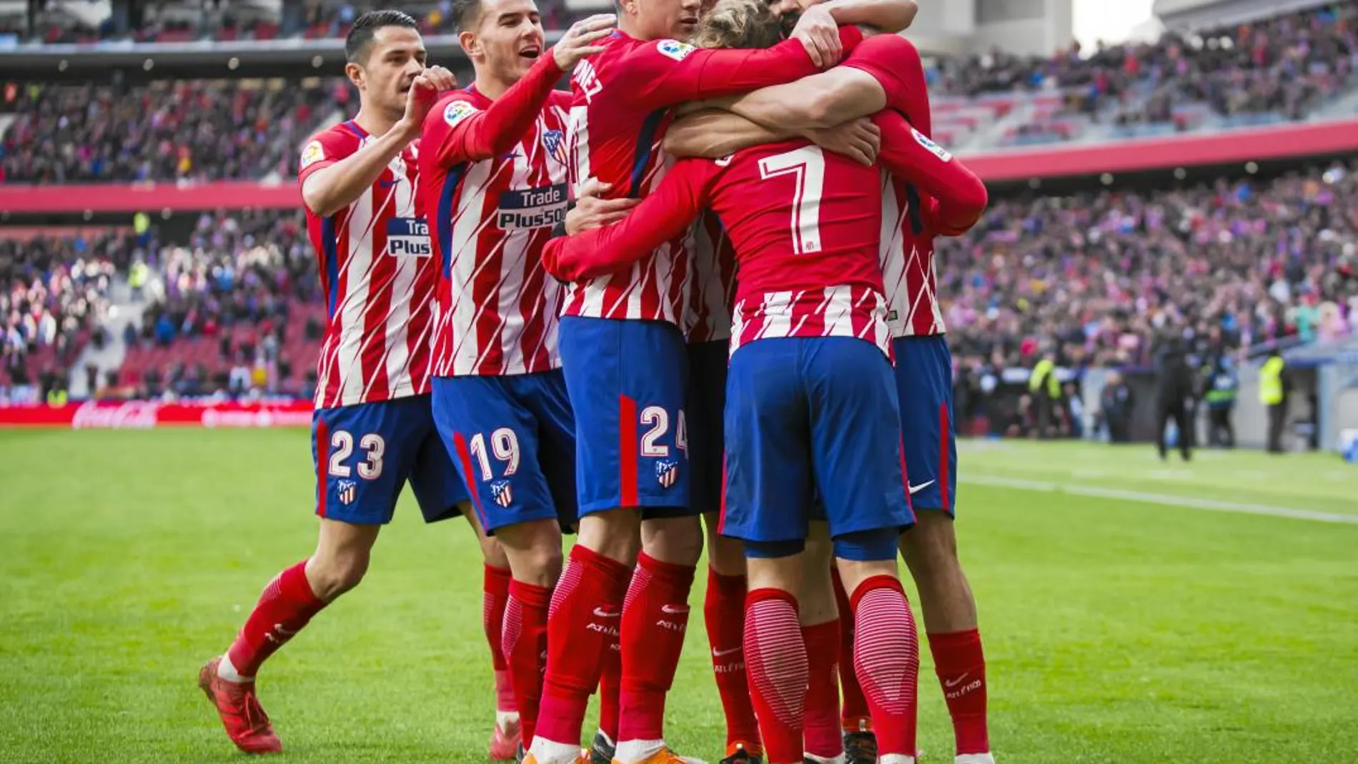 Los jugadores del Atlético abrazan a Griezmann después de marcar el primer gol del Atlético contra el Celta. Los compañeros arropan al francés