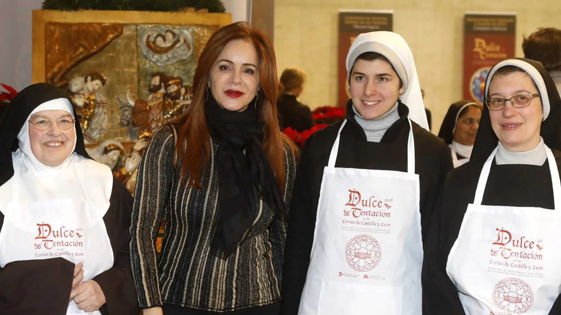 La presidenta de las Cortes de Castilla y León, Silvia Clemente, durante su visita el mercado de repostería conventual