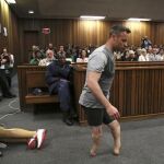 Pistorius anda sobre sus muñones ante el tribunal para mostrar su vulnerabilidad