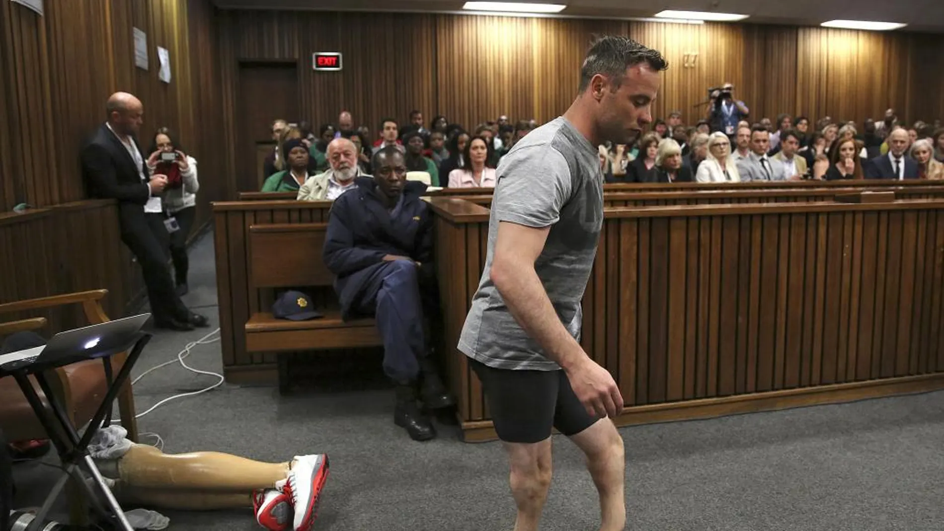 Pistorius anda sobre sus muñones ante el tribunal para mostrar su vulnerabilidad