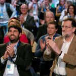 El presidente del Gobierno, Mariano Rajoy (d), junto a Fernando López Miras