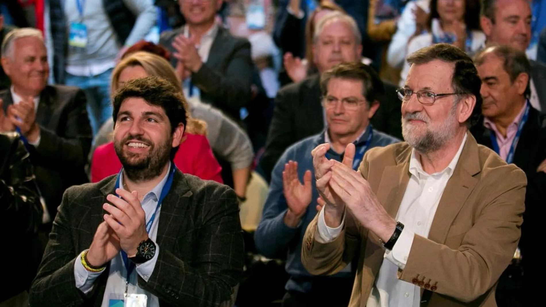 El presidente del Gobierno, Mariano Rajoy (d), junto a Fernando López Miras
