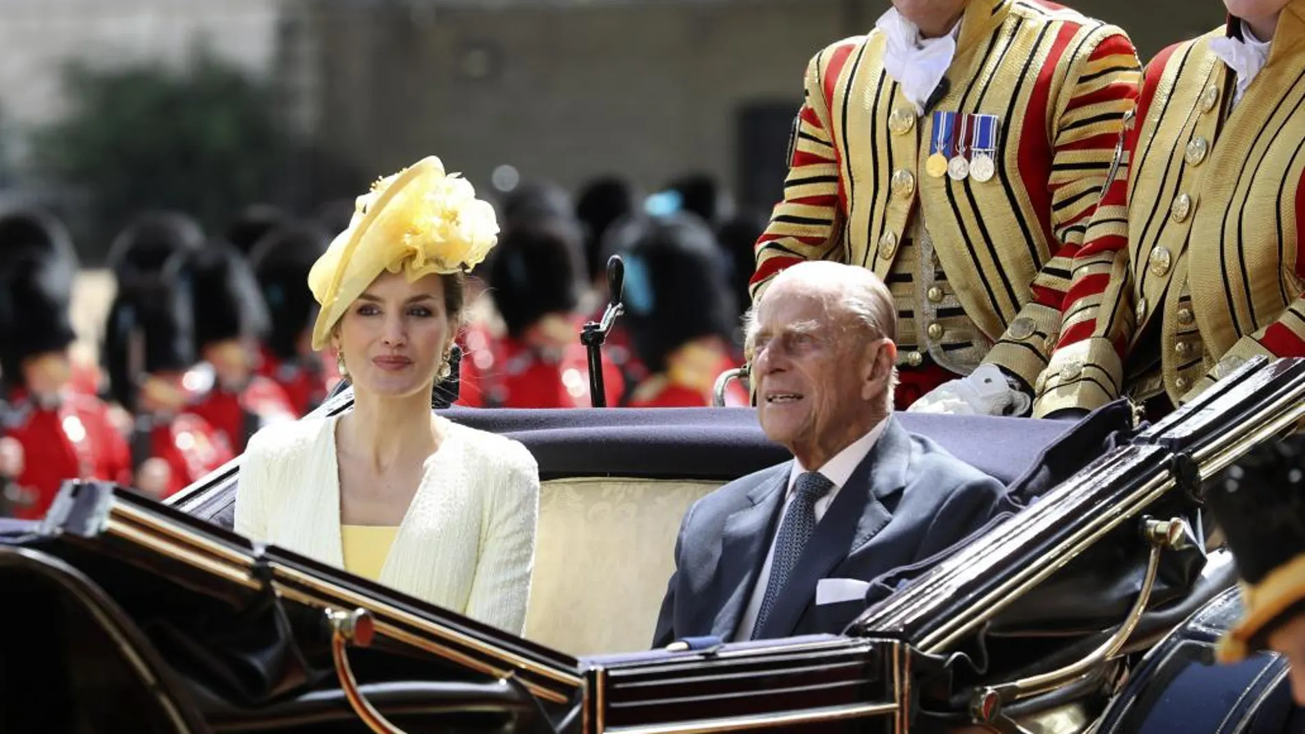 Isabel II recibe con todos los honores a los Reyes de España