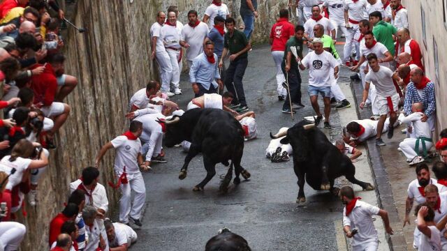 Los toros de la ganadería salmantina de Puerto de San Lorenzo, han protagonizado el primer encierro de estos Sanfermines 2018. Foto: Efe/Rodrigo Jiménez