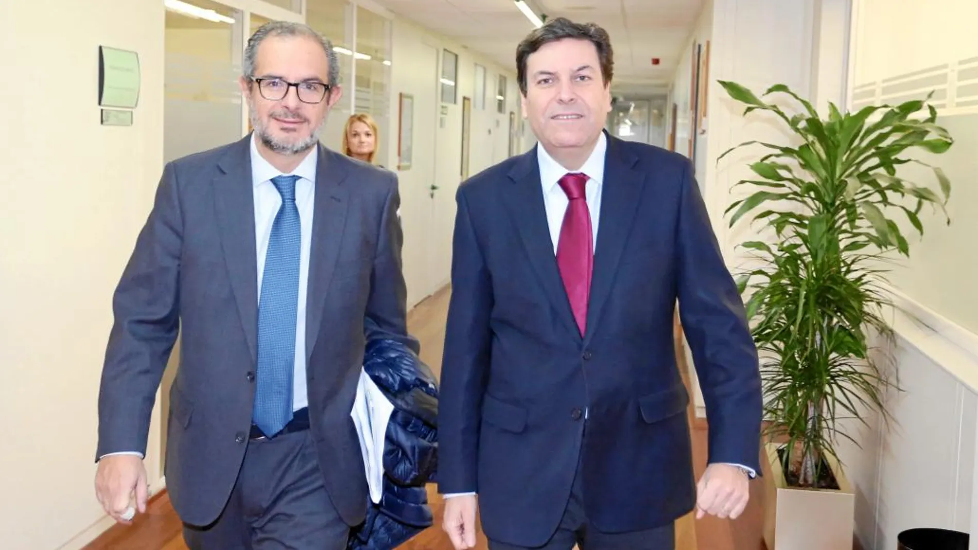 Carlos Fernández Carriedo y Pedro Llorente, a su llegada a la Comisión de Inspección, ayer en Valladolid