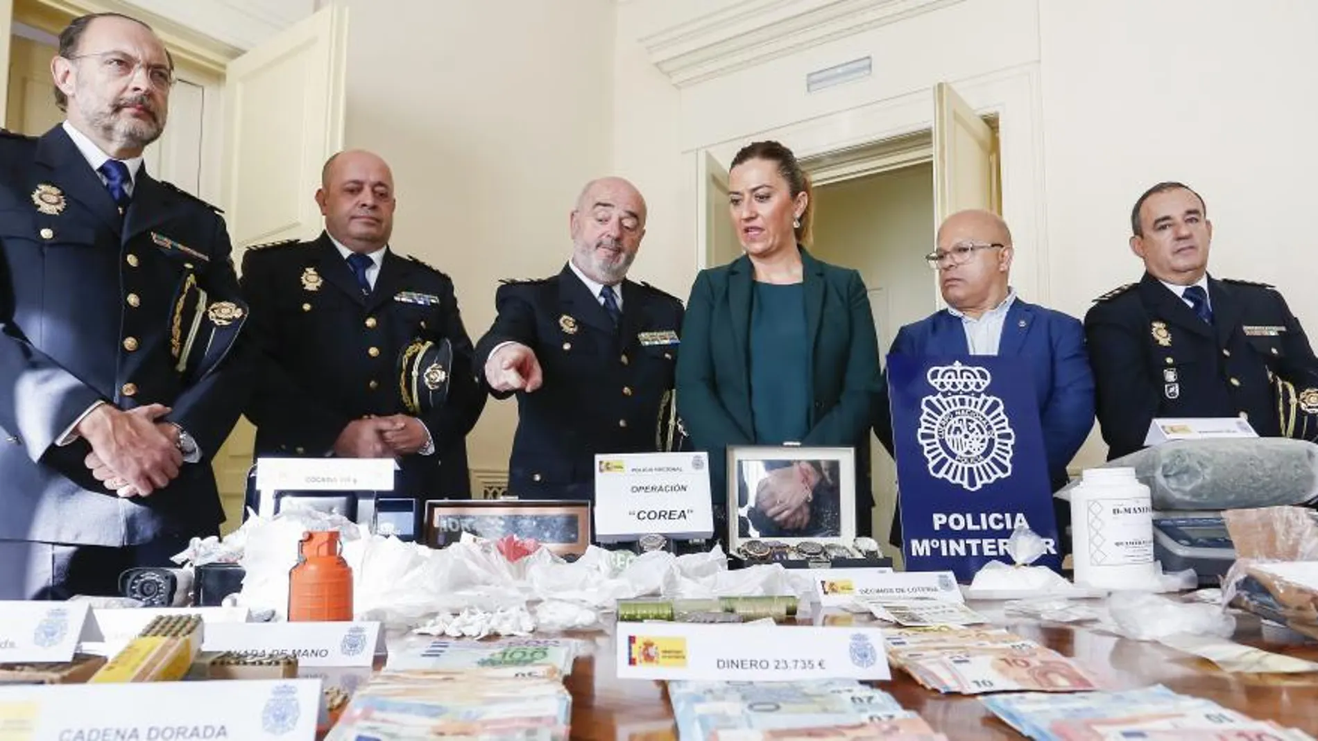 La delegada del Gobierno en Castilla y León, Virginia Barcones y el jefe superior de Policía de Castilla y León, Jorge Zurita, presentan dos operaciones contra el tráfico de drogas llevadas a cabo por la Policía Nacional en la capital leonesa y en Ponferrada