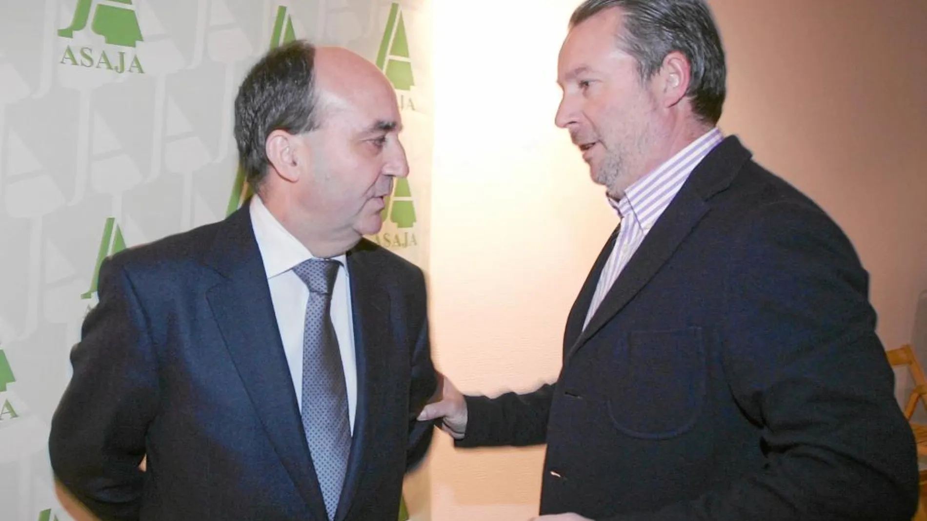 El presidente regional de Asaja, Donaciano Dujo, conversa con el director de Política Agraria de la Junta, Juan Pedro Medina
