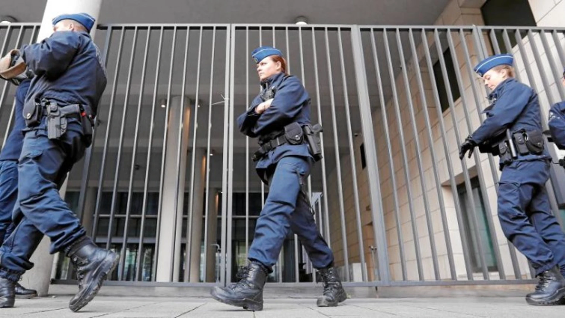 Agentes de la Policía belga frente a la entrada de la oficina del Ministerio Público donde fueron conducidos Puigdemont y los cuatro ex consellers