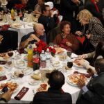 La alcaldesa de Madrid, Manuela Carmena (2ªd), y la vicealcaldesa Marta Higueras (d), felicitan la Navidad a las casi 200 personas sin hogar que acuden a la cena de Nochebuena organizada por Mensajeros de la Paz