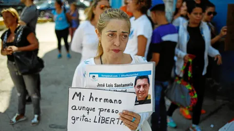 Familiares de los detenidos en la sede del Sebin, conocida como Helicoide, esperan noticias de sus allegados en una imagen de archivo