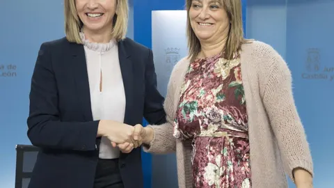 La consejera Alicia García, y la alcaldesa Teresa López, firman el protocolo