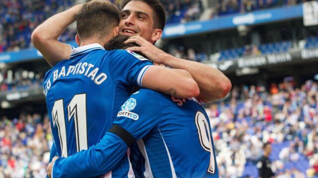 El delantero del RCD Espanyol, Gerard Moreno (c), celebra con Sergio García y Leo Baptistao uno de los goles. EFE/Quique García
