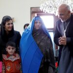 El presidente de Afganistán, Ashraf Gani, recibió hoy a Sharbat Gula, y le hizo entrega de las llaves de un piso en Kabul en el que podrá vivir tras haber sido deportada de Pakistán