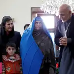  La niña afgana de National Geographic regresa a Kabul tras salir de prisión
