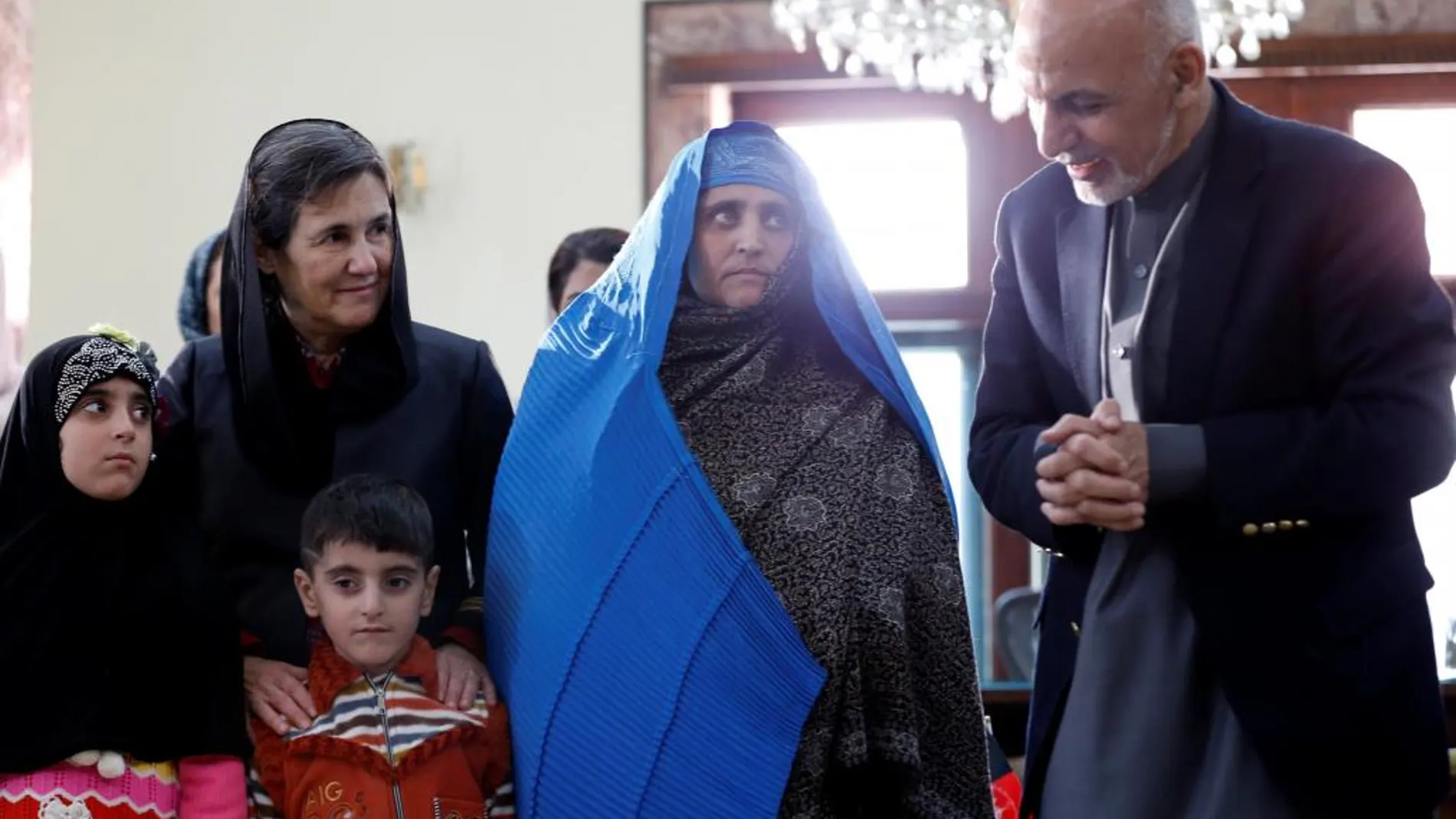 El presidente de Afganistán, Ashraf Gani, recibió hoy a Sharbat Gula, y le hizo entrega de las llaves de un piso en Kabul en el que podrá vivir tras haber sido deportada de Pakistán