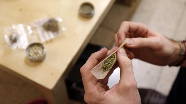 Una parte del cannabis consumido por los jóvenes es en horario escolar, según el estudio