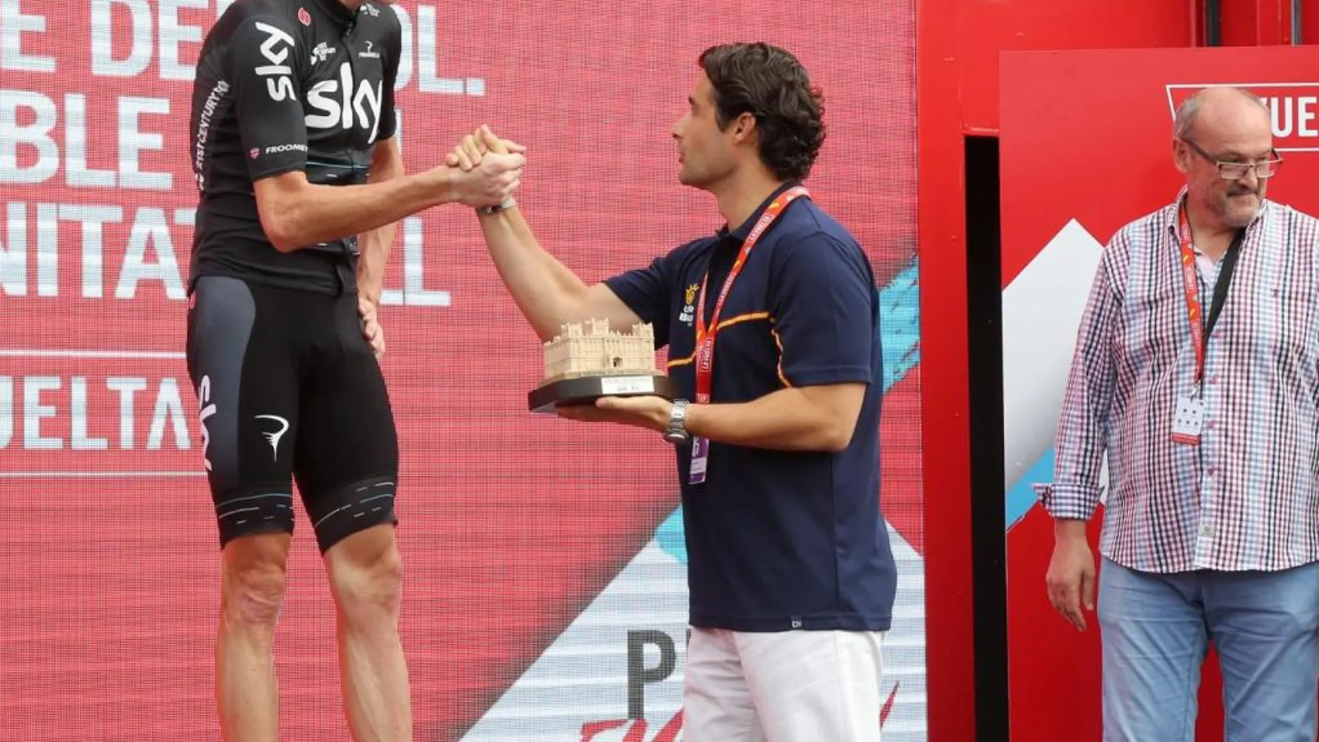 El vicepresidente y diputado de Promoción Turística, Eduardo Dolón, felicita al ganador de la novena etapa de la Vuelta Ciclista, Chris Froome
