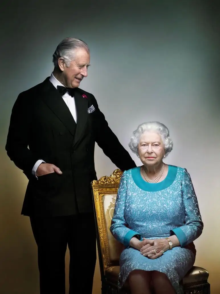 Isabel II y su hijo, el príncipe Carlos