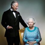 Isabel II y su hijo, el príncipe Carlos