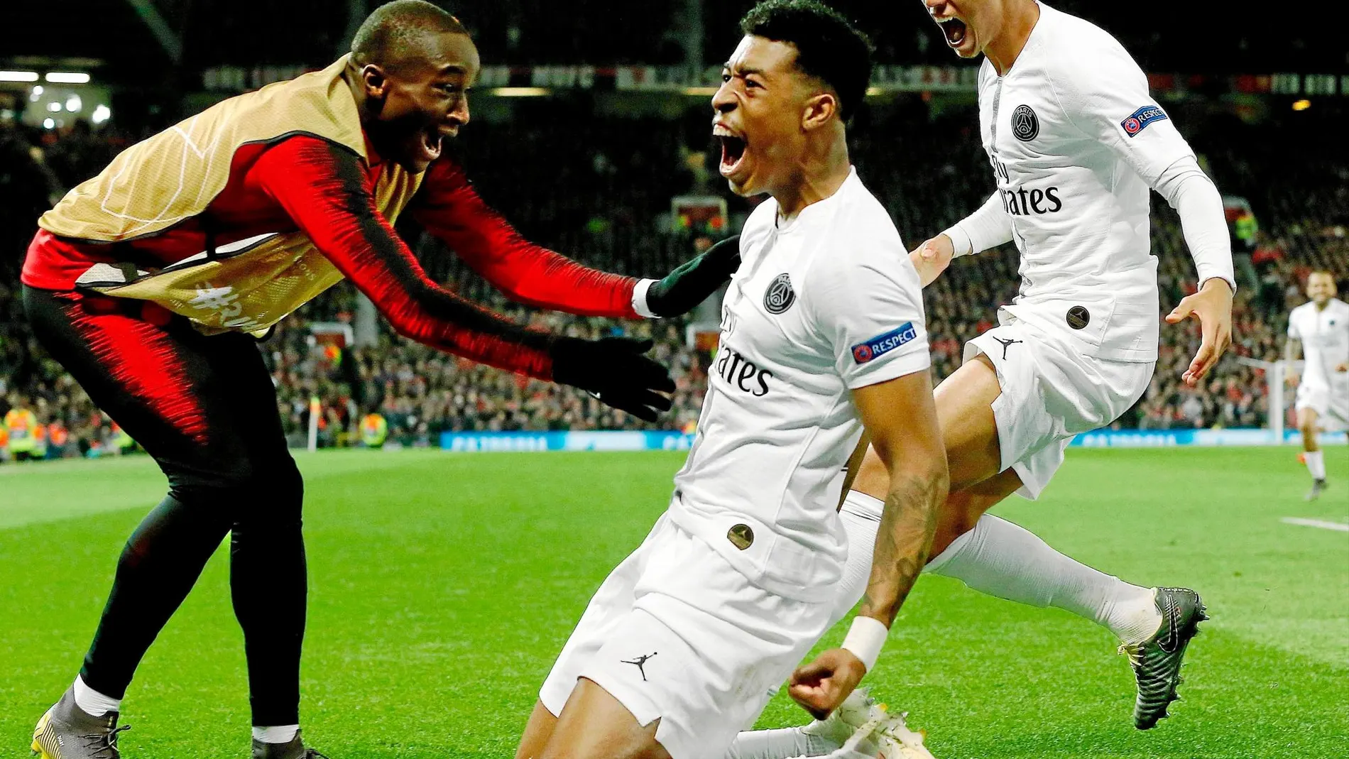 Kimpembe celebra el primer gol del PSG, que dio paso a una exhibición del conjunto francés en Old Trafford