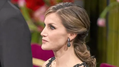 Trabajo de orfebre. Doña Letizia repitió en la gala un muy elaborado diseño de Varela