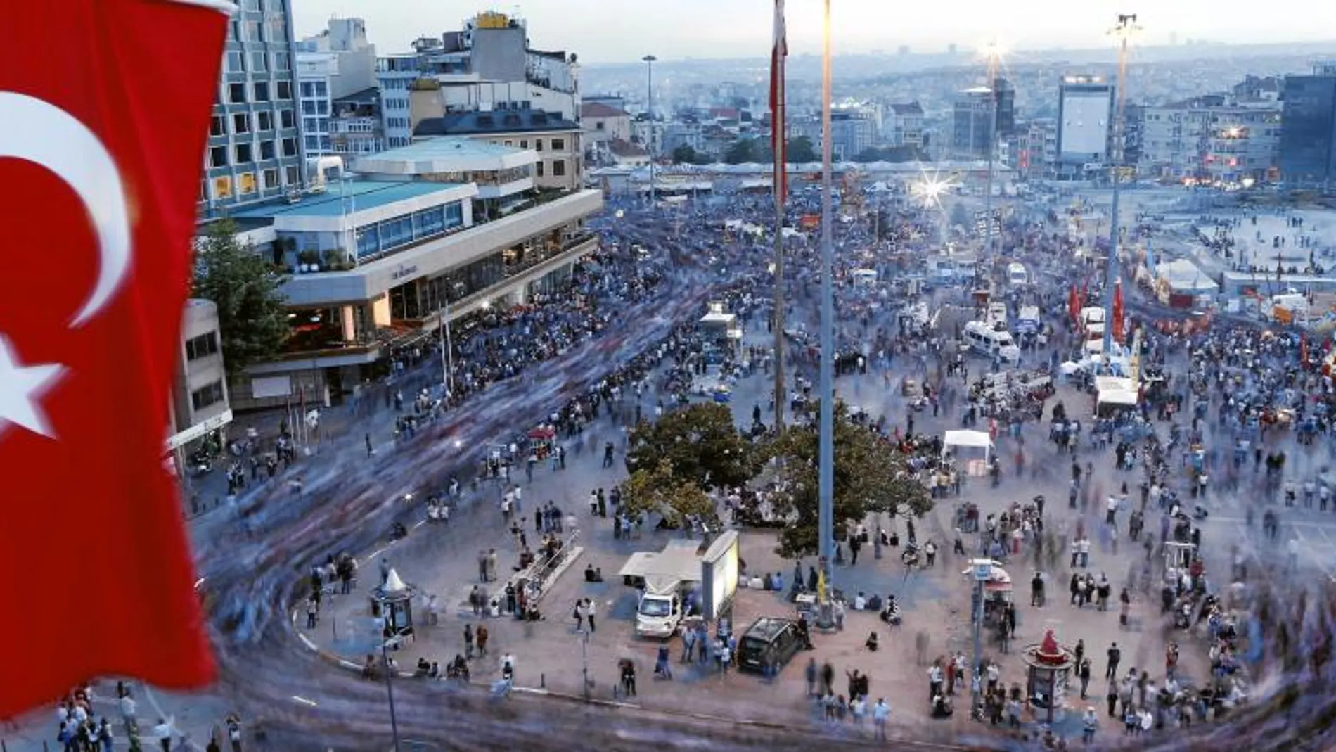 Miles de personas se concentraron ayer en la plaza Taksim de Estambul