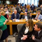 Clara Aguilera fotografía a Susana Díaz y a Emiliano García-Page, ayer en Bruselas