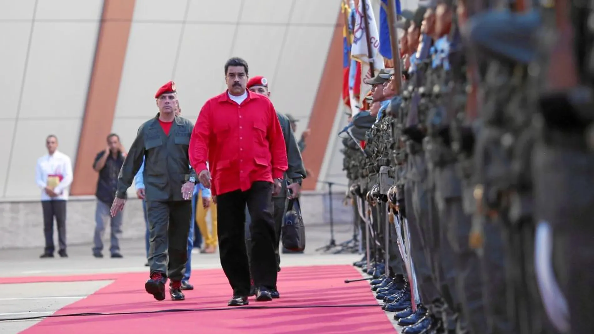 El presidente de Venezuela, Nicolás Maduro, fue recibido ayer con honores militares en el aeropuerto de Maiquetia, en Caracas