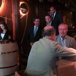 José Bono y el presidente de Castilla-La Mancha, Emiliano García-Page, a su llegada al restaurante