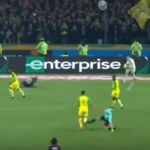 Un árbitro da una patada a un jugador y después le expulsa