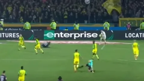 Un árbitro da una patada a un jugador y después le expulsa