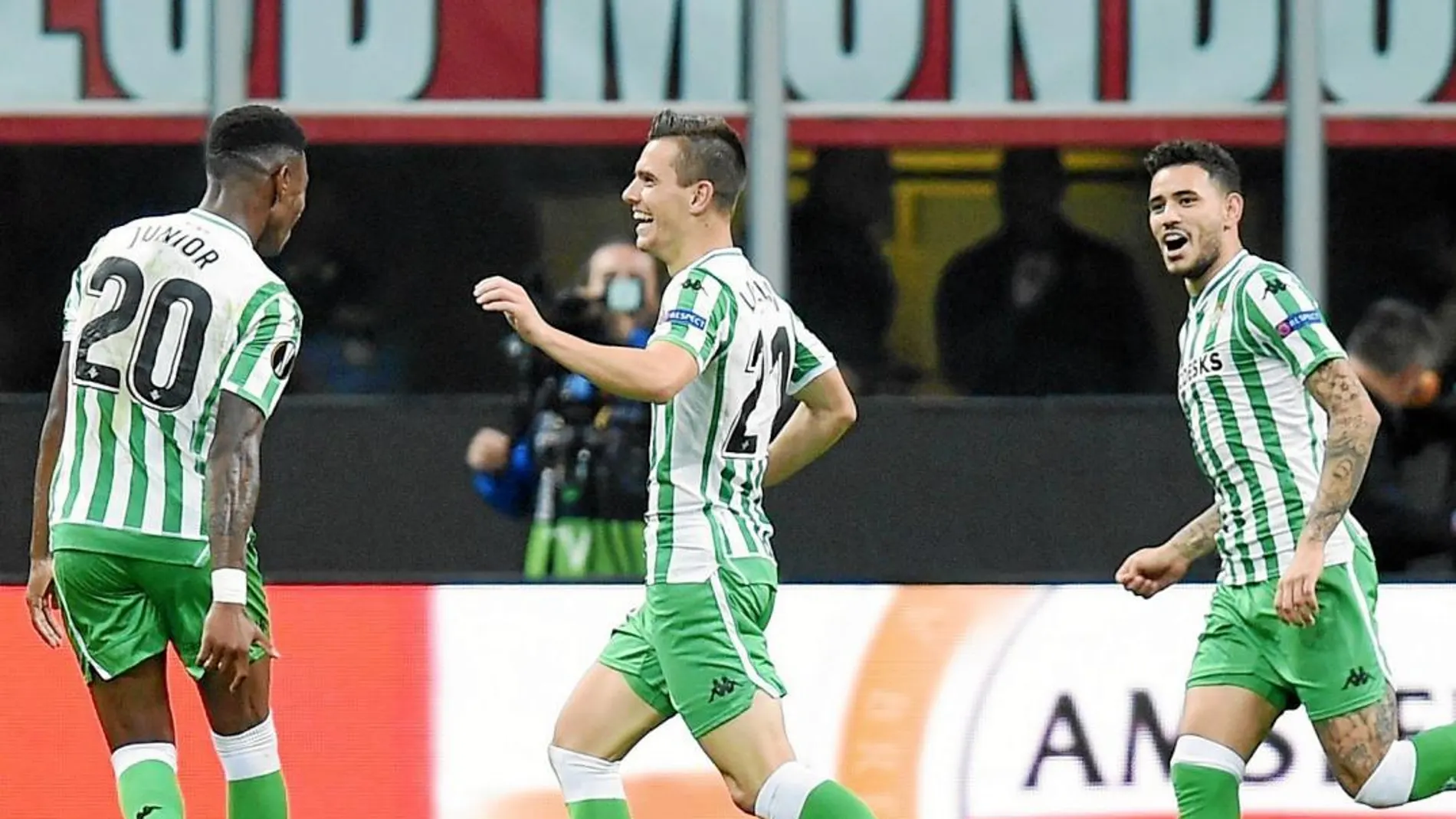 Lo Celso celebra con Júnior el segundo gol del Betis en Milán