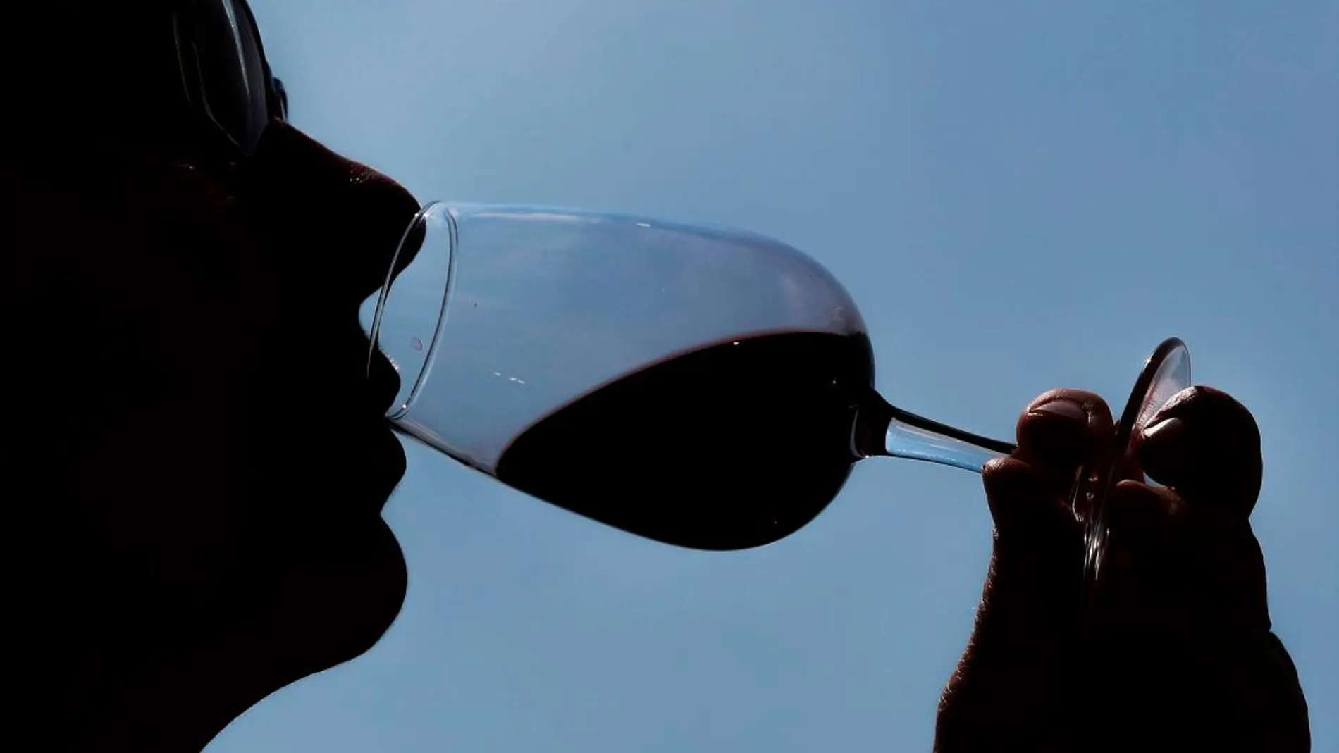 Unos vasos de vino pueden dañar la memoria durante días, según el estudio / Reuters