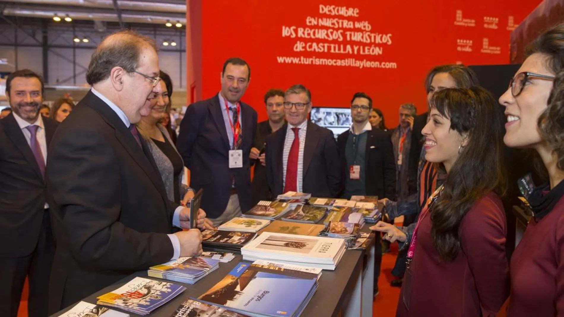 El presidente Juan Vicente Herrera visita el expositor de Castilla y León en Fitur
