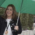 La presidenta andaluza, Susana Díaz, se protege de la lluvia con un paraguas a su llegada hoy a Lebrija (Sevilla)