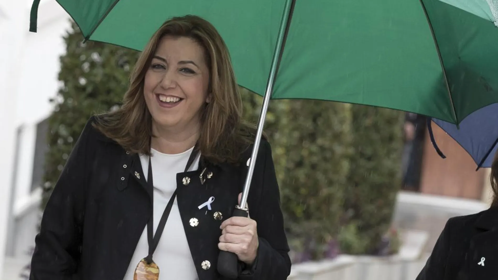 La presidenta andaluza, Susana Díaz, se protege de la lluvia con un paraguas a su llegada hoy a Lebrija (Sevilla)