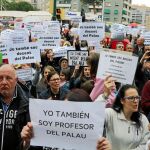 Protesta de los vecinos de Sant Andreu de la Barca ante las acusaciones a los profesores/ La Razón