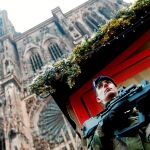 Un soldado monta guardia cerca de uno de los puestos navideños levantados junto a la catedral de Estrasburgo