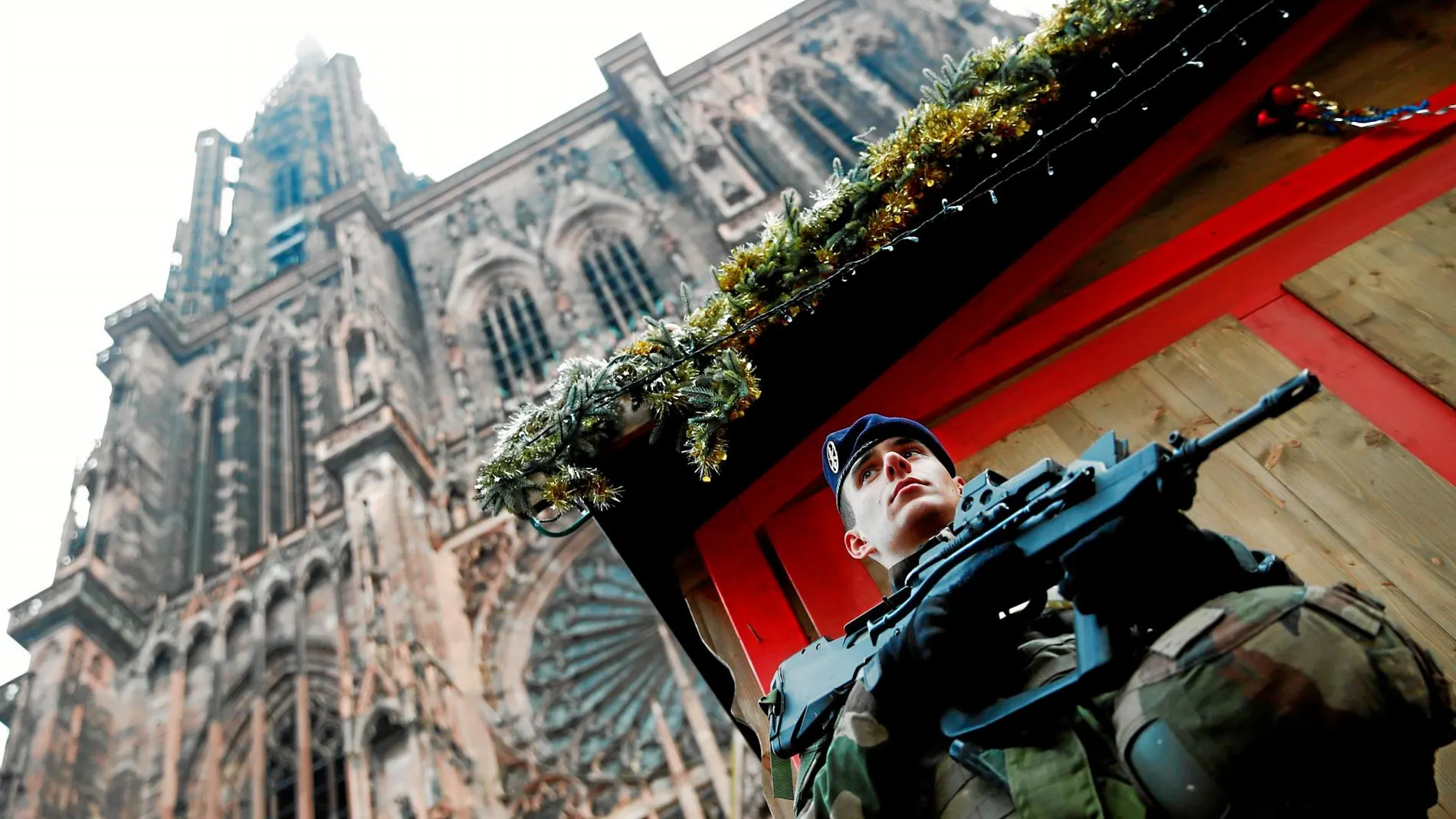 Un soldado monta guardia cerca de uno de los puestos navideños levantados junto a la catedral de Estrasburgo