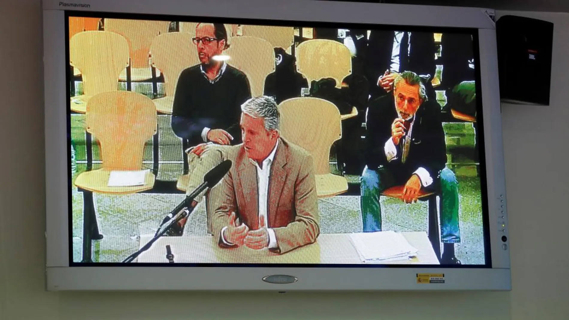 Vista desde un monitor de la sala de prensa de la Audiencia Nacional de la declaración de Pablo Crespo/Efe