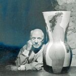 Picasso posa junto a uno de sus jarrones. El artista, aparte de pintor, trabajó la escultura y la cerámica, que también están muy cotizadas