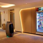 Robots en el servicio de habitaciones, puertas que se abren con reconocimiento facial y luces que se ajustan a las peticiones de los huéspedes a través de la voz. Así es FlyZoo, el hotel del futuro que en China ya ha comenzado a funcionar, promovido por el gigante tecnológico Alibaba. Desde la recepción queda claro que aquello no es un hotel normal. EFE/ Paula Escalada