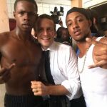 Macron junto a dos jóvenes en las antillas francesas