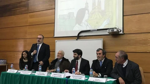 El consejero de Educación, Fernando Rey, explica la iniciativa en Mirandela
