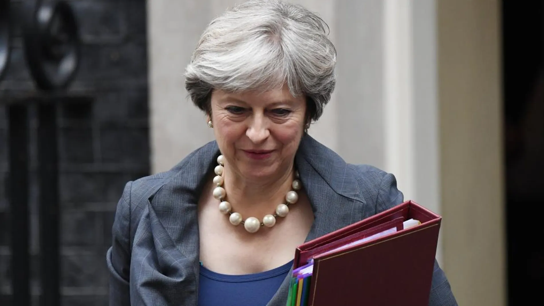 La primera ministra británica, Theresa May, sale de su domicilio en el número 10 de Downing Street en Londres (Reino Unido)