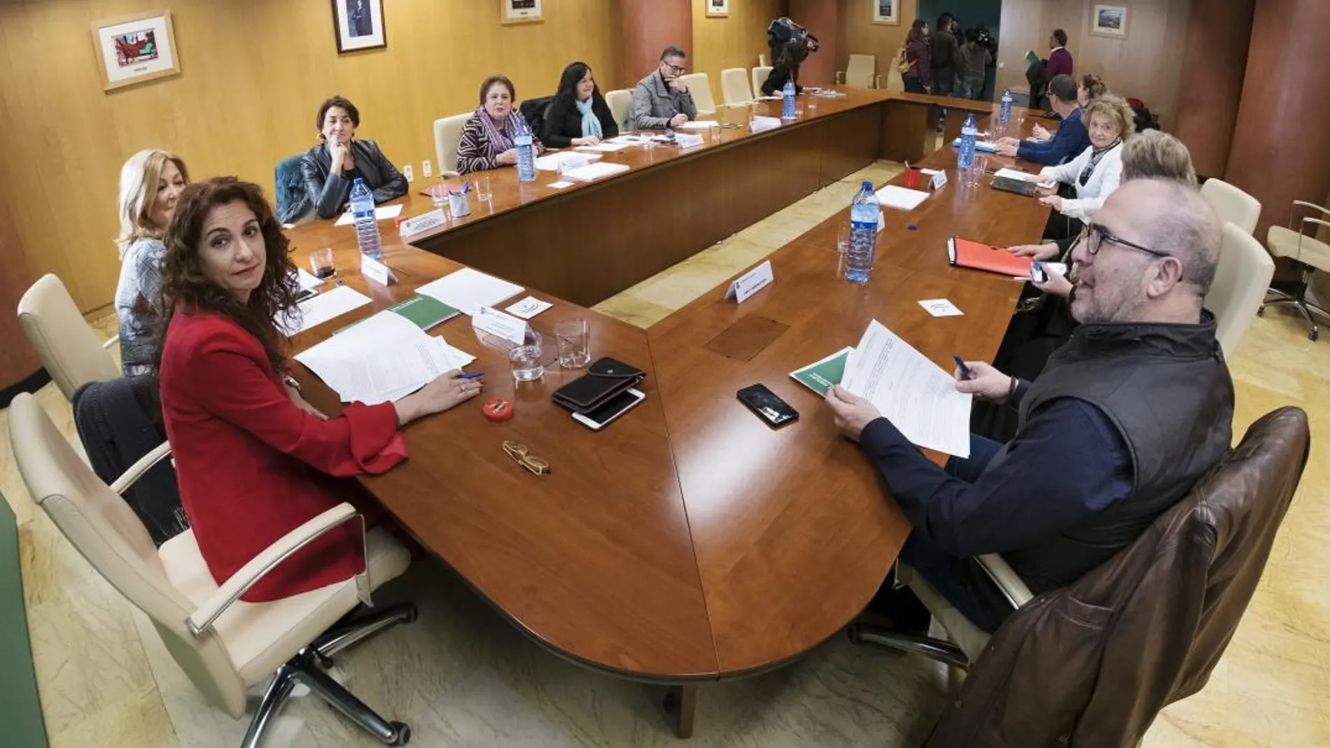 La consejera de Hacienda y Administración Pública, María Jesús Montero, reunida con representantes de varios sindicatos