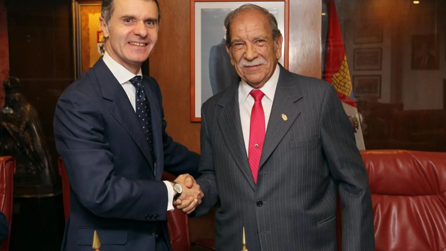 El secretario general de Presidencia, José Manuel Herrero, saluda al presidente de la Casa en México, José Díez y Díez