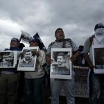 Un grupo de nicaragüenses protesta en las afueras de la Embajada de Nicaragua en Costa Rica para exigir la liberación de quienes consideran “presos políticos”, el cese de la represión y la salida del presidente Ortega del Gobierno/ Efe